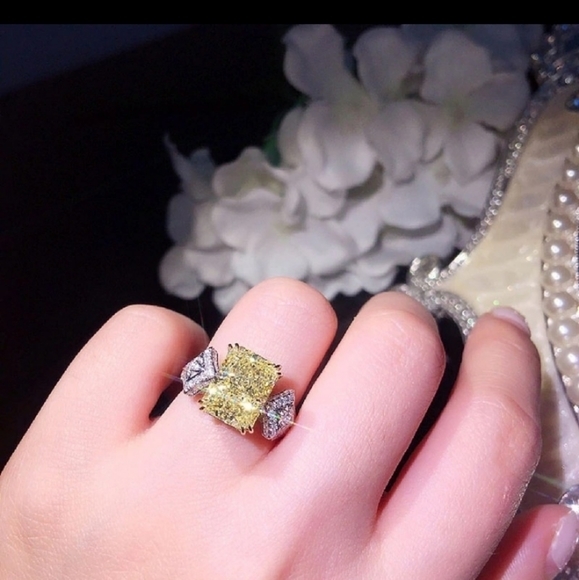 Stunning Yellow Canary Diamond Ring - Picture 6 of 6